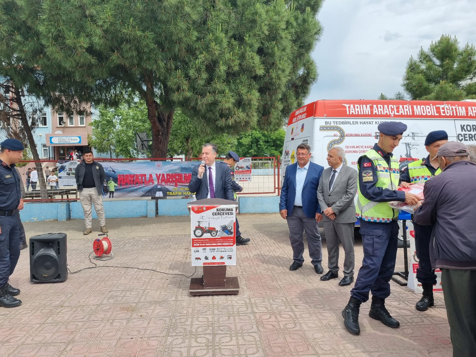 TURGUTLU’DA TRAKTÖR SÜRÜCÜLERİNE REFLEKTÖR VE YELEK DAĞITILDI