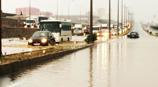 SAĞANAK YAĞIŞ TURGUTLU'DA ETKİLİ OLDU