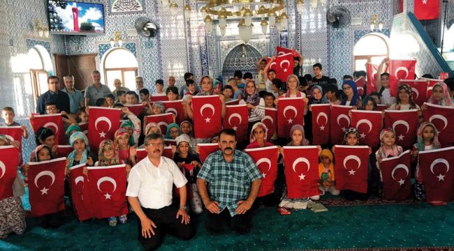 KURAN KURSU ÖĞRENCİLERİNE BAYRAK HEDİYE ETTİLER