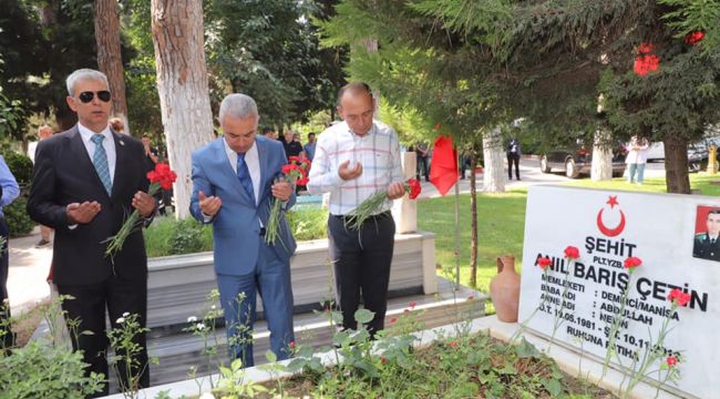 ŞEHİTLERİN MEZARLARINA KARANFİL BIRAKILDI