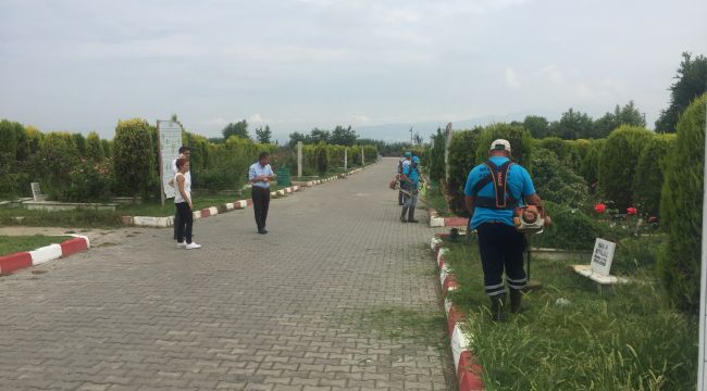 TEPKİLERİN ARDINDAN MEZARLIKLARDA YOĞUN ÇALIŞMA BAŞLADI