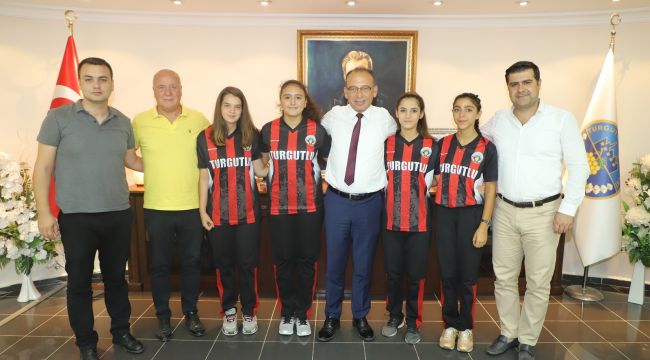 BAŞKAN ÇETİN AKIN MİLLİ HENTBOLCULARI KAMPA UĞURLADI