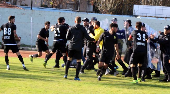 SALİHLİ'DE OLAYLI MAÇ, YUMRUKLAR HAVADA UÇTU