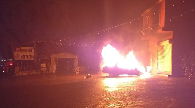 Park halindeki araç alev aldı