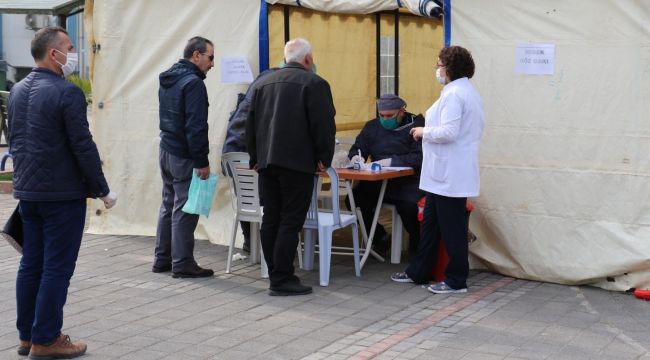 HASTALARIN İLK KONTROLLERİ BU ÇADIRLARDA YAPILIYOR 