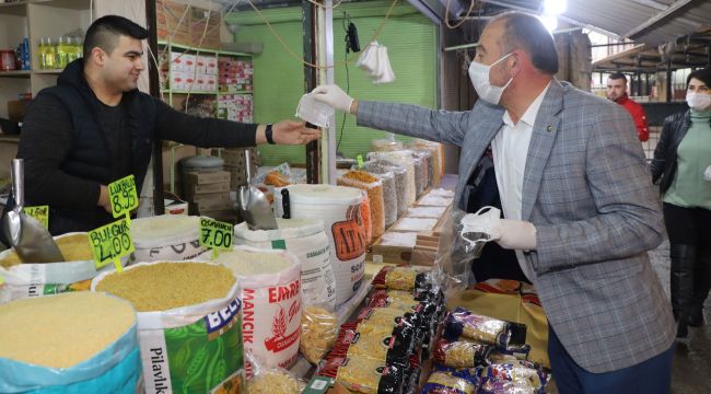 BAŞKAN AKIN ÜCRETSİZ MASKE DAĞITMAYA DEVAM EDİYOR