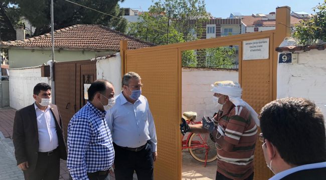 KAPI KAPI GEZİP MASKE VE YARDIM KOLİSİ DAĞITTILAR