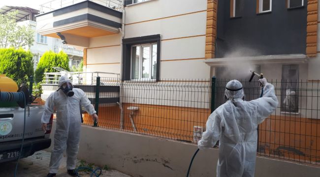 KARANTİNAYA ALINAN BİNA DEZENFEKTE EDİLDİ