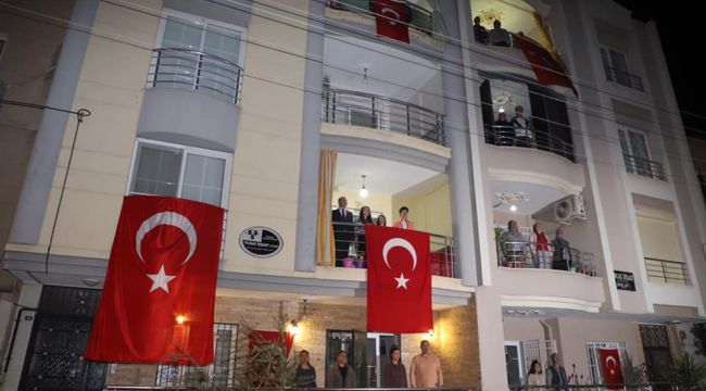TURGUTLU BALKONLARINDAN İSTİKLAL MARŞINI OKUDU