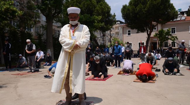 İKİ BUÇUK AY SONRA NAMAZLAR CEMAAT İLE KILINMAYA BAŞLADI