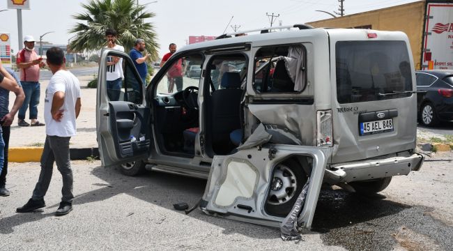 TURGUTLU'DA TRAFİK KAZASI 1'İ AĞIR 3 YARALI