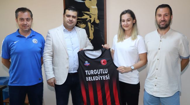 17 YAŞINDAKİ SUDE PROFESYONELLİĞE İMZA ATTI