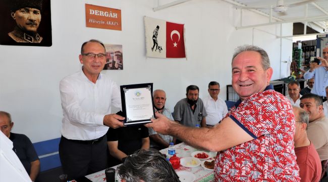 ESNAFLARDAN BAŞKAN AKIN'A PLAKET