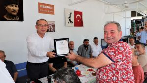 ESNAFLARDAN BAŞKAN AKIN'A PLAKET