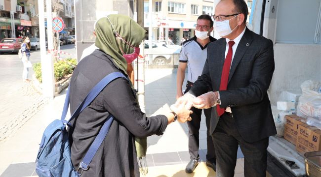 BAŞKAN ÇETİN AKIN VATANDAŞLARA AŞURE DAĞITTI