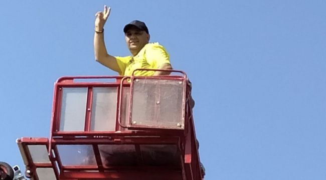 Maça alınmayınca vinç kiralayıp maçı izledi