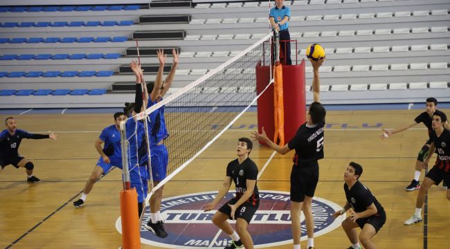 ERKEK VOLEYBOL TAKIMI LİDERDEN PUANI KOPARDI