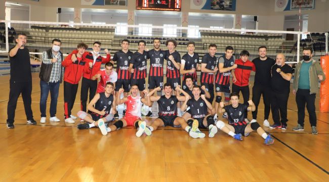 ERKEK VOLEYBOL TAKIMI KÜTAHYA’DAN GALİBİYETLE DÖNDÜ 