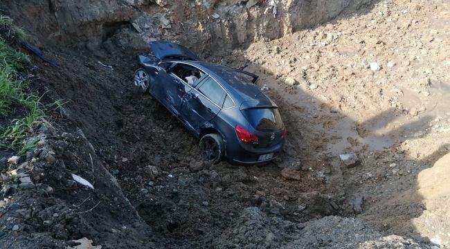 YOLDA KAYAN OTOMOBİL 5 METRELİK ÇUKURA DÜŞTÜ