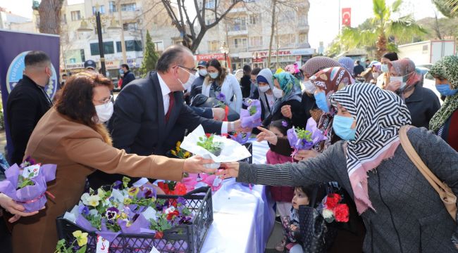 BAŞKAN AKIN VE YARDIMCILARI KADINLARA ÇİÇEK DAĞITTI