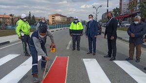 ORTA ŞERİTLER KIRMIZIYA BOYANDI