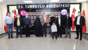 ŞEHİT YAKINLARINDAN BAŞKAN ÇETİN AKIN’A TEŞEKKÜR ZİYARETİ