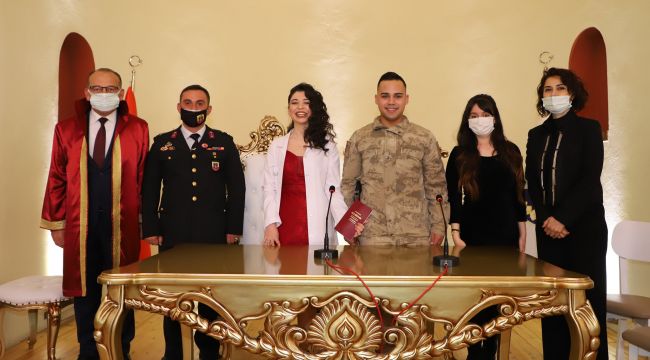 ÜNİFORMALI TÖRENDE, BİNBAŞI ŞAHİT OLDU BAŞKAN NİKAHLARI'NI KIYDI