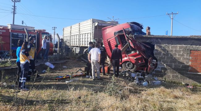TIR BİNAYA ÇARPTI; 1 YARALI