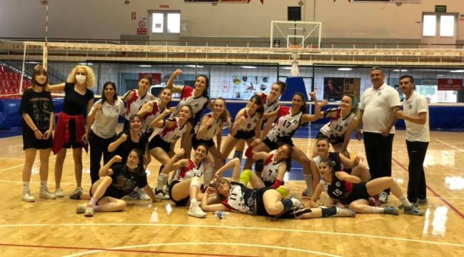 KADIN VOLEYBOL TAKIMINDAN İLK GALİBİYET