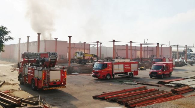 SOĞUK HAVA DEPOSUNDA YIKIM ESNASINDA YANGIN ÇIKTI