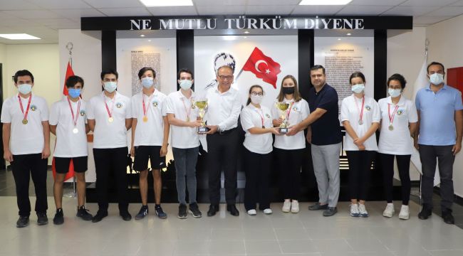 SATRANÇ ŞAMPİYONU SPORCULARDAN BAŞKAN AKIN’A ZİYARET