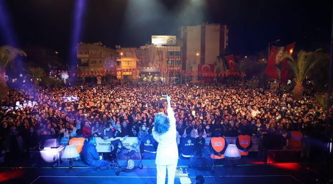 CUMHURİYET COŞKUSU FATMA TURGUT İLE KATLANDI