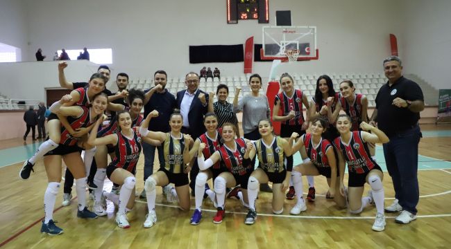 KADIN VOLEYBOL TAKIMI GALİBİYET SERİSİNİ BOZMADI