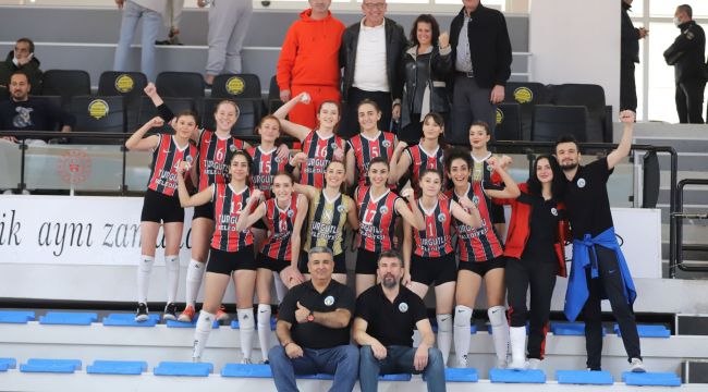 KADIN VOLEYBOL TAKIMI RAKİBİNE GEÇİT VERMEDİ