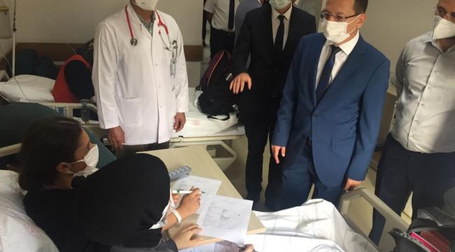 KAYMAKAM ÖĞRENCİLERİ HASTANEDE ZİYARET ETTİ