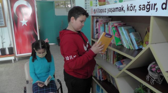 MANİSA'DA BİR ÖĞRENCİ 600 KİTAP BAĞIŞLADI