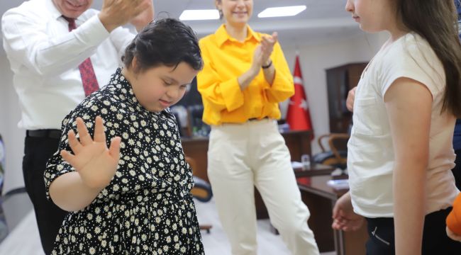 BAŞKAN ÇETİN AKIN ÖZEL ÇOCUKLARLA DANS ETTİ
