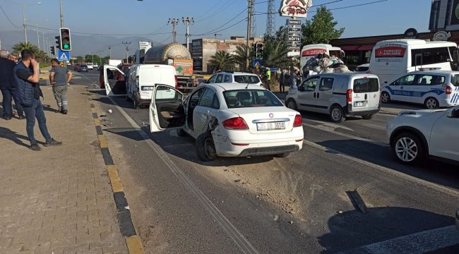 TURGUTLU'DA ZİNCİRLEME KAZA, 5 ARAÇ BİRBİRİNE GİRDİ