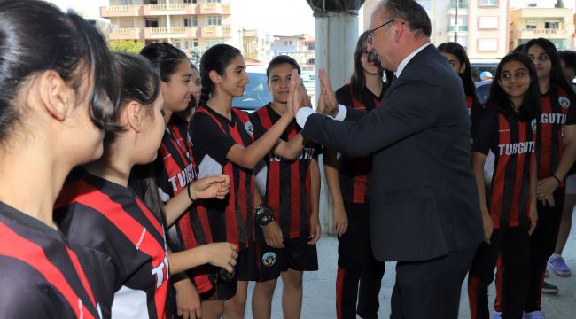 BAŞKAN ÇETİN AKIN HENTBOL TAKIMINI ANTALYA’YA UĞURLADI