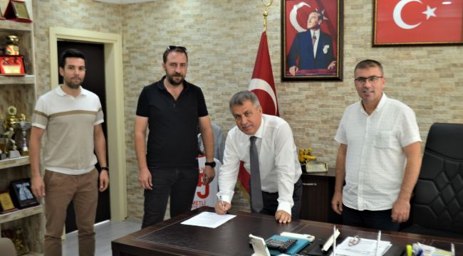 AHMETLİ’DE YARI OLİMPİK KAPALI YÜZME HAVUZUNUN YER TESLİMİ YAPILDI