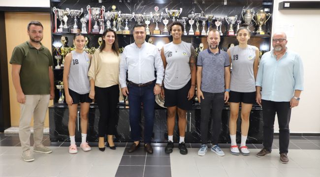 KADIN BASKETBOL TAKIMI’NIN YENİ SPORCULARINDAN BAŞKANI FIRAT HONAZ’A ZİYARET