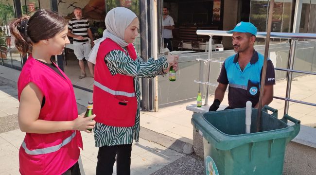 MANİSA’DA KIZILAY'DAN EMEKÇİLERE SERİNLETEN İKRAM