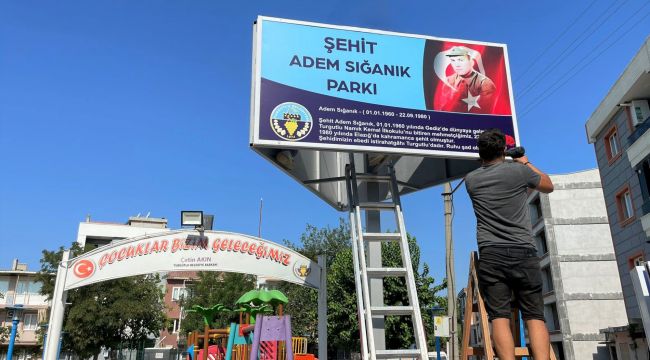 TURGUTLU BELEDİYESİ ŞEHİT ADEM SIĞANIK PARKI’NIN TABELASINI ASTI