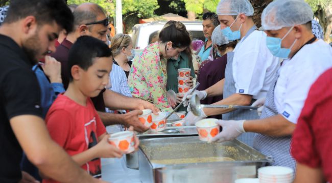 TURGUTLU’DA VATANDAŞLARA AŞURE İKRAMINDA BULUNULDU