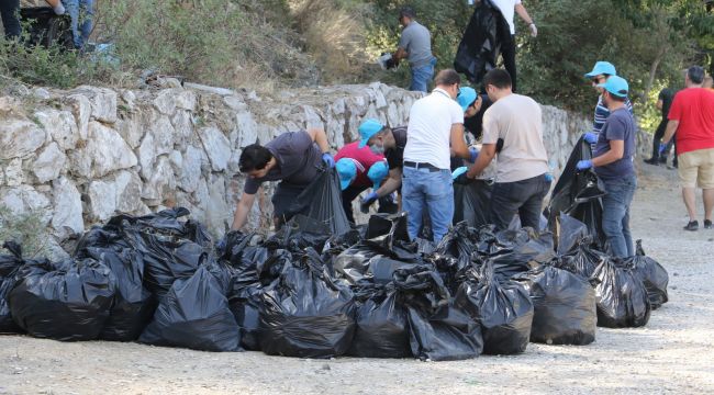 Daha temiz bir çevre için onlarca torba çöp toplandı