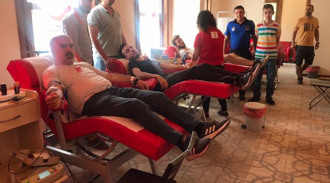 Turgutlu'da halk oyunları ekibinden kan bağışı