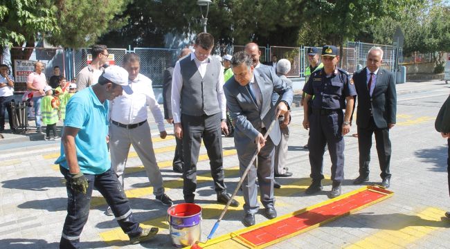 Turgutlu'da yaya geçidi orta çizgileri kırmızıya boyandı