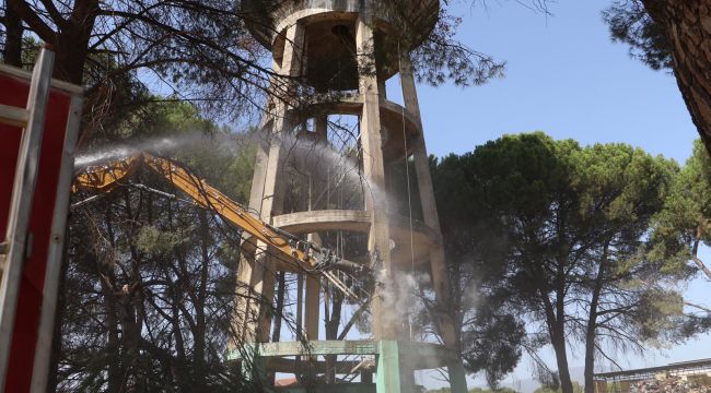 55 YILLIK AYAKLI SU DEPOSU YIKILDI
