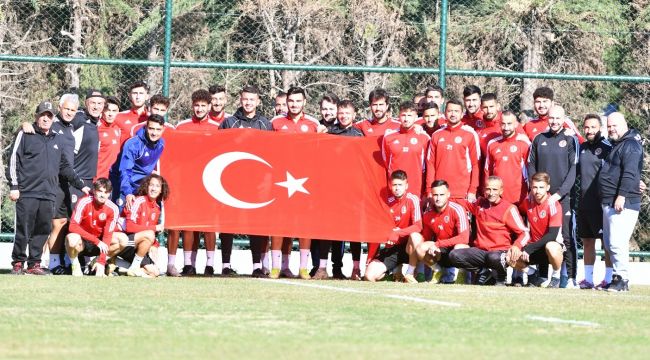 Antrenman öncesi Cumhuriyet Bayramını kutladılar