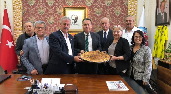 Boşnaklardan Kaymakam’a Boşnak börekli ziyaret
